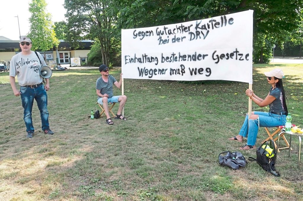 Skurriler Protest vor Rentenversicherung