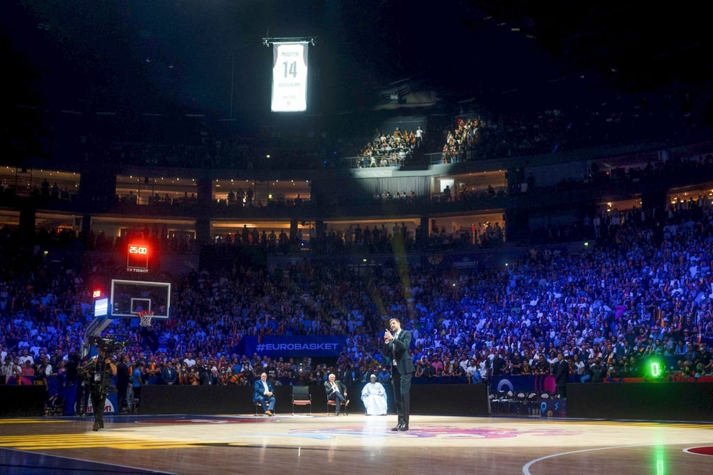 Maillot Nowitzki avec le numéro 14 tiré sous le toit de la salle