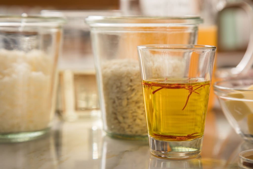 Mehr Geschmack: Safran erst in warmem Wasser ziehen lassen