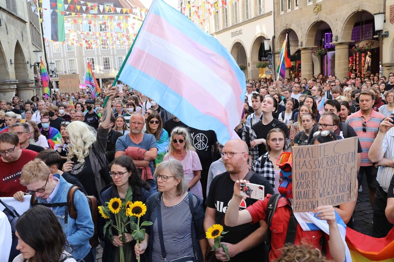 Tausende Menschen haben am Freitagabend ihre Anteilnahme für Malte gezeigt. Der 25-jährige Transmann wurde am Rande des Christopher Street Day (CSD) in Münster attackiert. Am Freitag ist er seinen schweren Verletzungen erlegen.