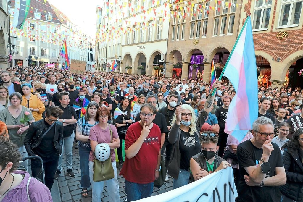 Mehr als 5000 Menschen vereint in Schmerz und Wut