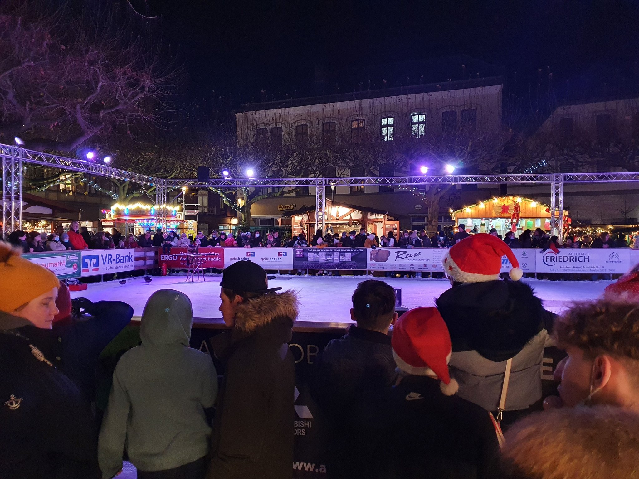 Synthetische Eisbahn rettet den Advent in Holzminden