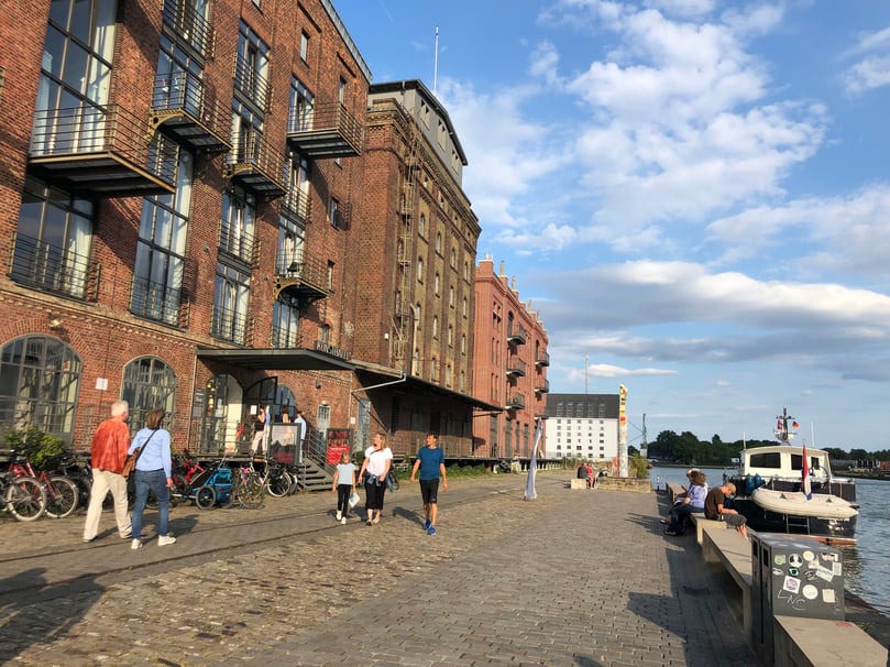 Schauraumbesucher gehen in die Kunsthalle am Hafen.