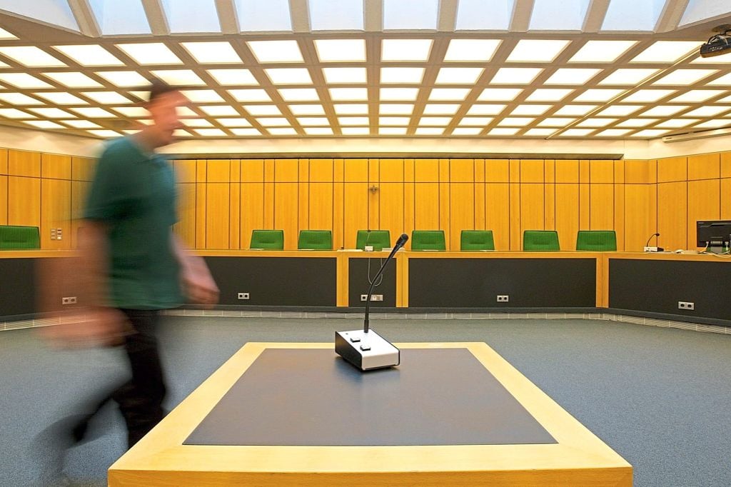 Ein Häftlingsbus steht am Landgericht für die Verhandlungspausen