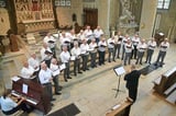 Viel Applaus erhielt der MGV Nottuln für sein geistliches Konzert in der St.-Martinus-Kirche. Links: Pianistin Christiane Alt-Epping