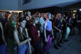Gebannte verfolgen die Zuschauer die Performance von Pussy Riot im LWL-Museum.