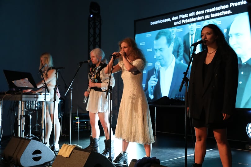 Das Kollektiv Pussy Riot war am Abend zu Gast im LWL-Museum in Münster.