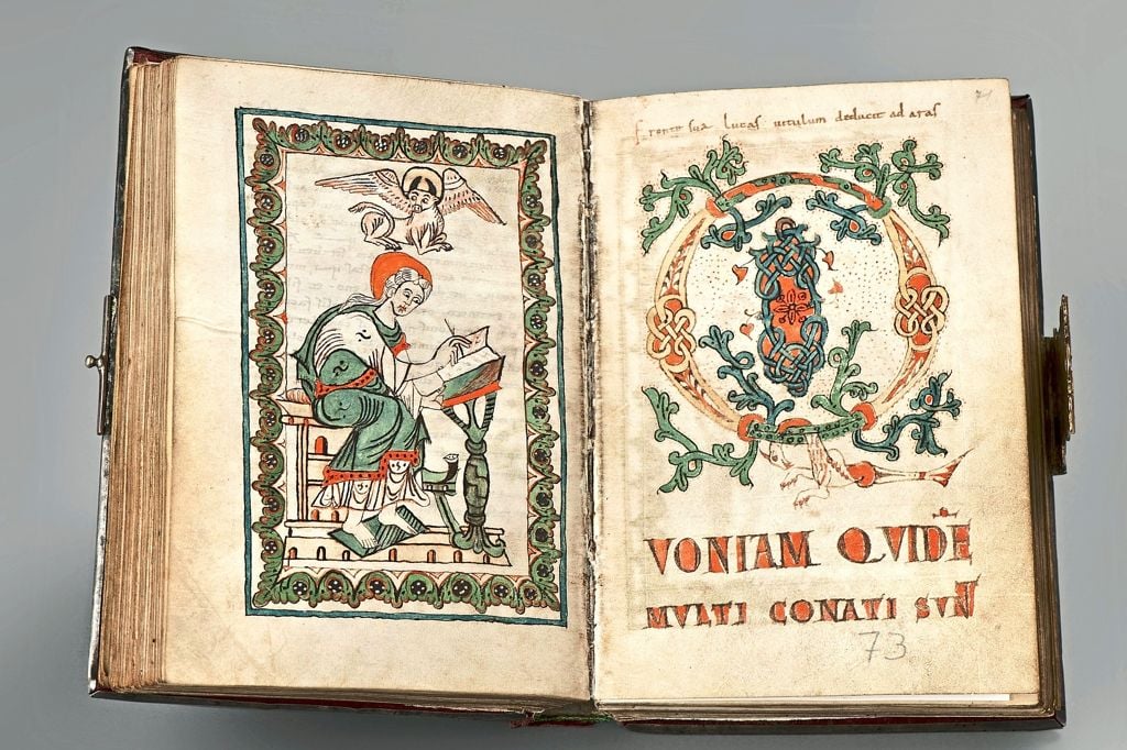 Digital blättern im Evangeliar