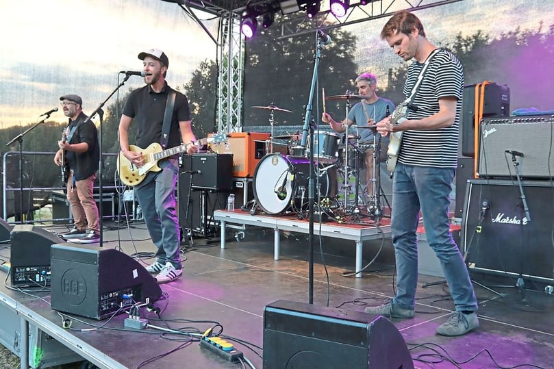 Die Band „Intro/Outro“ aus Münster sorgte noch im Hellen für gute Laune.