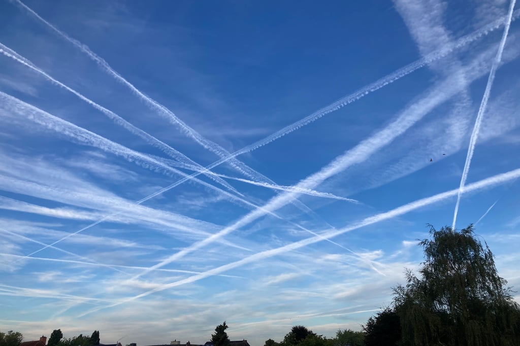 Darum sind aktuell so viele Kondensstreifen zu sehen