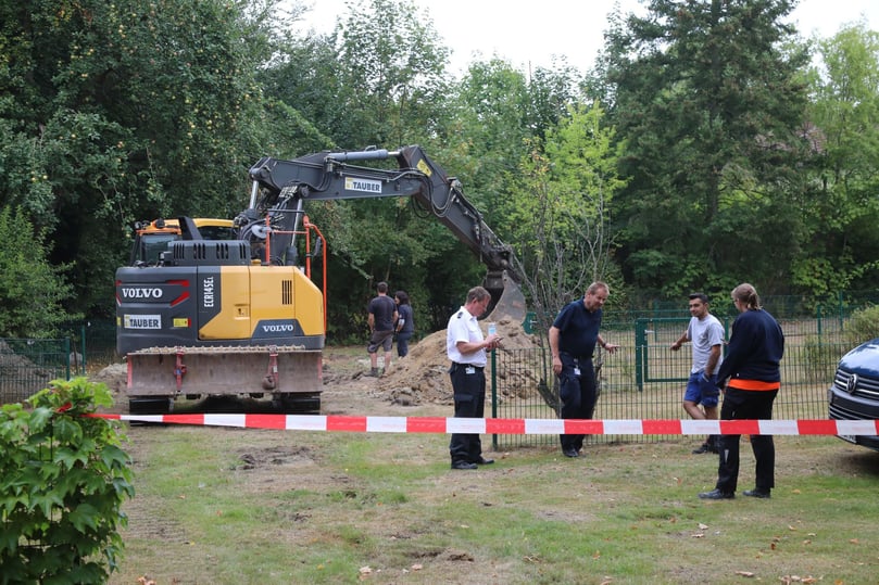 Am Mittwochmorgen wurde der Verdachtspunkt mit einem Bagger freigelegt. Dabei stellte sich heraus, dass es sich tatsächlich um eine Weltkriegsbombe handelte.