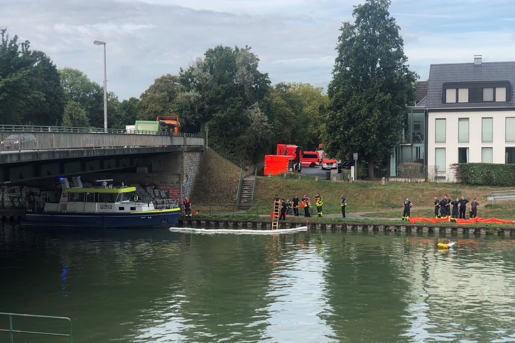 Ölschleier auf dem Kanal sorgt für Feuerwehr-Einsatz