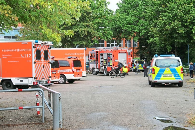 Gegen 14 Uhr rückt ein Teil der Feuerwehrkräfte wieder ab. „Wir sind bewusst mit einer regelrechten Armada angerückt, um der Situation voraus zu sein“, erläutert ein Feuerwehrsprecher.