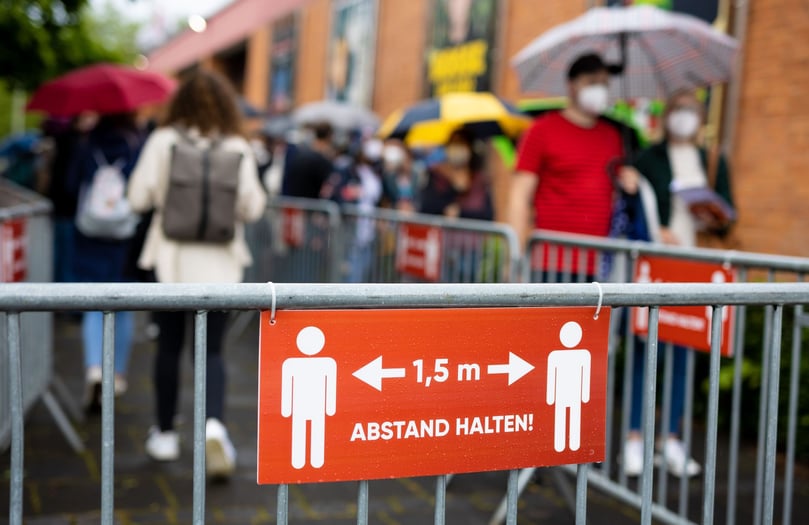 ZWEITE LÄNDER-STUFE: Bei einer regional kritischeren Corona-Lage sollen die Länder noch weitere Vorgaben verhängen können. Dazu zählen Maskenpflichten auch bei Veranstaltungen draußen, wenn dort Abstände von 1,50 Metern nicht möglich sind. Vorgeschrieben werden können Hygienekonzepte für Betriebe und andere Einrichtungen. Außerdem sollen Besucher-Obergrenzen für Innenveranstaltungen möglich sein.Diese Maßnahmen sollen aber nicht einfach die Landesregierungen festlegen können, nötig sein soll ein Landtagsbeschluss. Bedingung soll zudem sein, dass eine konkrete Gefährdung für das Gesundheitswesen oder andere wichtige Versorgungsbereiche für eine Region festgestellt wird - in einer Gesamtschau von Infektionszahlen und anderen Indikatoren.