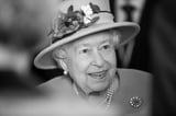 Die britische Königin Elizabeth II. ist tot. Wie der Palast am frühen Donnerstagabend (8. September 2022) mitteilte, starb die Queen im Alter von 96 Jahren friedlich auf ihrem schottischen Landsitz Schloss Balmoral. Beerbt wird Elizabeth II. von ihrem Sohn Charles (73). Queen-Enkel Prinz William (40) rückt zum Thronfolger auf. Nummer zwei in der Thronfolge ist nun der 9-jährige Prinz George. Wir blicken zurück auf das Leben der legendären „Queen Mum“, die in diesem Jahr ihr 70-jähriges Thronjubiläum feierte.