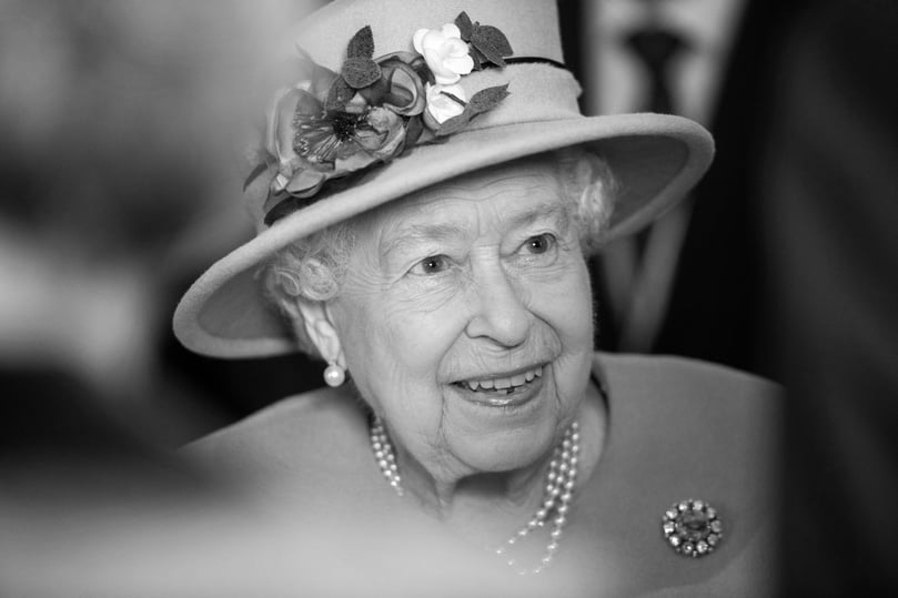 Die britische Königin Elizabeth II. ist tot. Wie der Palast am frühen Donnerstagabend (8. September 2022) mitteilte, starb die Queen im Alter von 96 Jahren friedlich auf ihrem schottischen Landsitz Schloss Balmoral. Beerbt wird Elizabeth II. von ihrem Sohn Charles (73). Queen-Enkel Prinz William (40) rückt zum Thronfolger auf. Nummer zwei in der Thronfolge ist nun der 9-jährige Prinz George. Wir blicken zurück auf das Leben der legendären „Queen Mum“, die in diesem Jahr ihr 70-jähriges Thronjubiläum feierte.