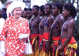 Königin Elizabeth II. besucht im Jahr 1999 Mosambik, das vier Jahre zuvor Mitglied des Commonwealth wurde. Tänzerinnen empfangen die Monarchin.