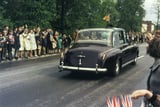 Der erste Besuch in Paderborn: Am 26. Mai 1965 machte Queen Elizabeth II. als Oberbefehlshaberin auf einer mehrtägigen Inspektionsreise durch kanadische und britische Kasernen in Westfalen auch Halt in Sennelager. In Schloß Neuhaus jubelten ihr viele Menschen auf der Weiterfahrt nach Bad Lippspringe zu.&nbsp;