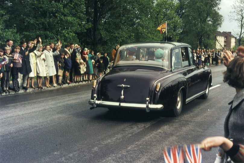 Der erste Besuch in Paderborn: Am 26. Mai 1965 machte Queen Elizabeth II. als Oberbefehlshaberin auf einer mehrtägigen Inspektionsreise durch kanadische und britische Kasernen in Westfalen auch Halt in Sennelager. In Schloß Neuhaus jubelten ihr viele Menschen auf der Weiterfahrt nach Bad Lippspringe zu. 