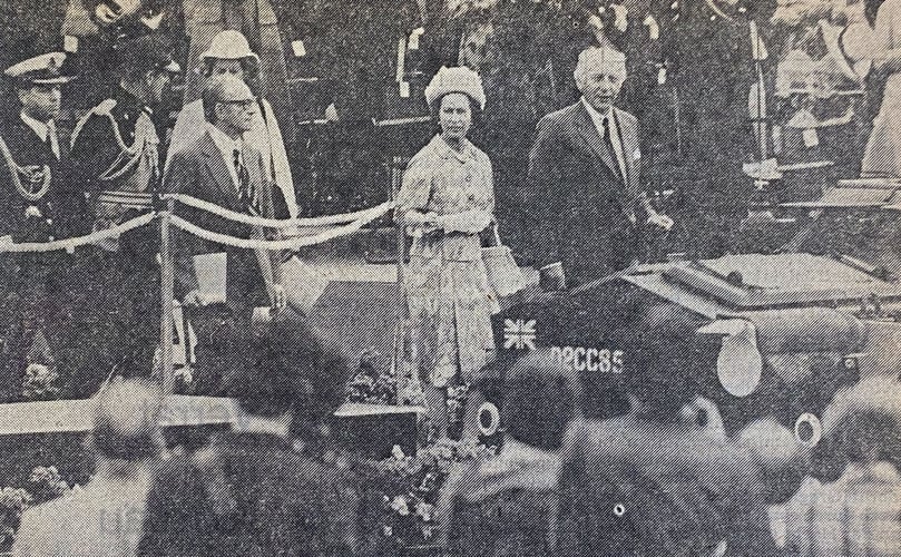 An der Seite von Bundespräsident Walter Scheel verfolgte Englands Königin am Mittag die Truppenparade in Sennelager, die als größte Heerschau gepanzerter Fahrzeuge außerhalb des Königreichs seit dem II. Weltkrieg galt. 