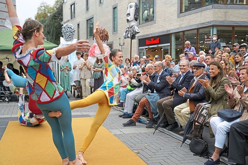 Das Volk auf der Straße ist in diesem Jahr auf dem Platz in der Stubengasse zu Wort gekommen: Denn dort fand wegen Bauarbeiten im Rathausinnenhof das diesjährige Historienspiel „Vivat Pax“ statt. Das Freiluftspektakel sorgte trotz des angekündigten Regens für viel Aufmerksamkeit und Begeisterung.