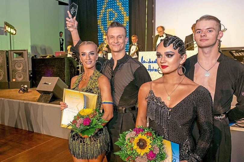 Anna Salita und Artur Balandin gewannen den Wettbewerb Latein um den Preis „Friedensreiter der Stadt Münster“ vor dem münsterschen Paar Elisabeth Tuigunov und David Jenner (v.l.) im Rahmen des Galaballs des Tanzsportvereins Münster „Die Residenz“ in der Stadthalle Hiltrup. Foto: Wolfram Linke