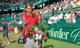 Roger Federer nach seinem ersten Sieg bei den Gerry Weber Open in Halle im Jahr 2003.