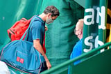 16. Juni 2021: Roger Federer verlässt den Center Court, nachdem er sein Spiel gegen Felix Auger-Aliassime (Kanada) verloren hat. Es war Federers letzter Auftritt in Halle.