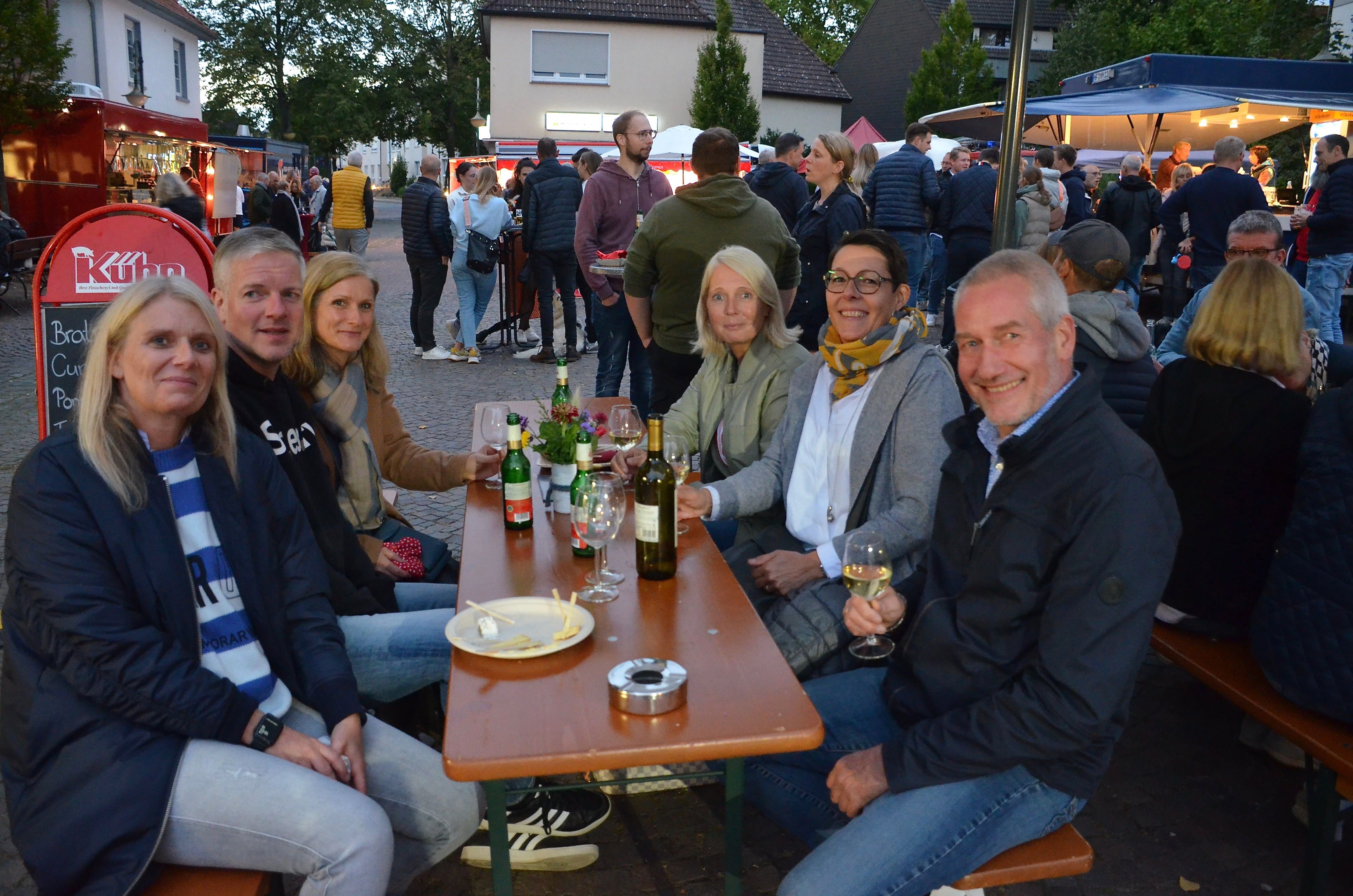 Enger: Abendmarkt mit Wein und Zwiebelkuchen
