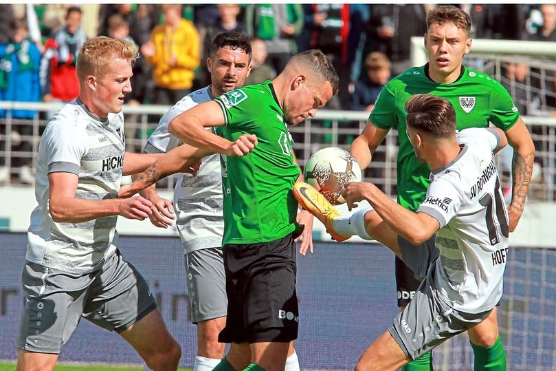 Fünf Männer und ein Ball: Das Duell von Münsters Yassine Bouchama und Rödinghausens Kevin Hoffmeier wird aufmerksam beobachtet.
