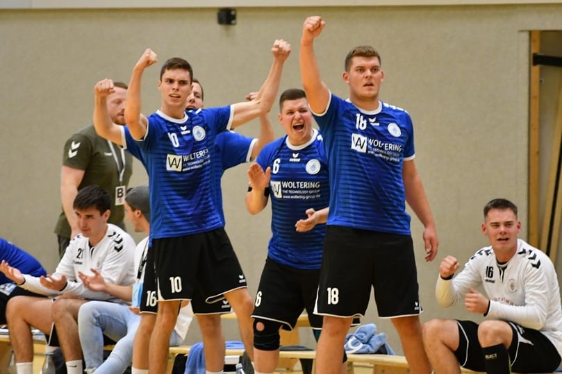 (Arminia Ochtrup, r.) im Landesliga-Heimspiel gegen den TV Emsdetten II (31:24) am 17. September 2022.