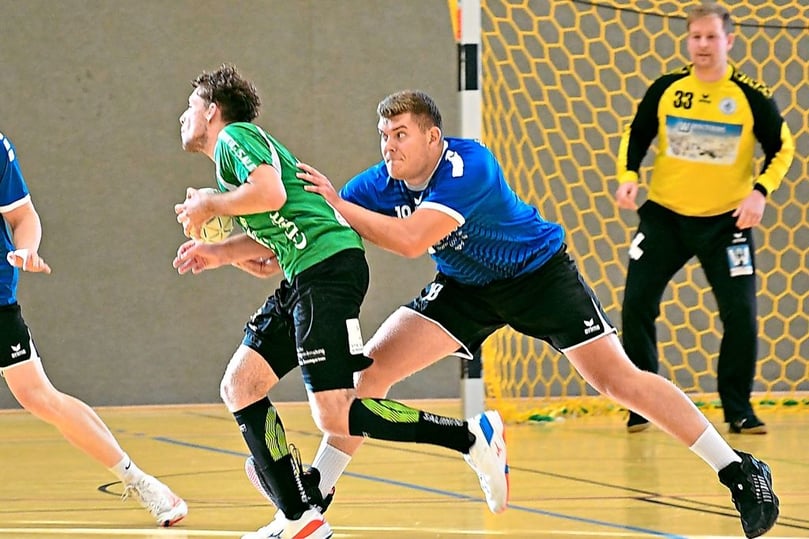 Thorben Mieling (Arminia Ochtrup, r.) im Landesliga-Heimspiel gegen den TV Emsdetten II (31:24) am 17. September 2022.