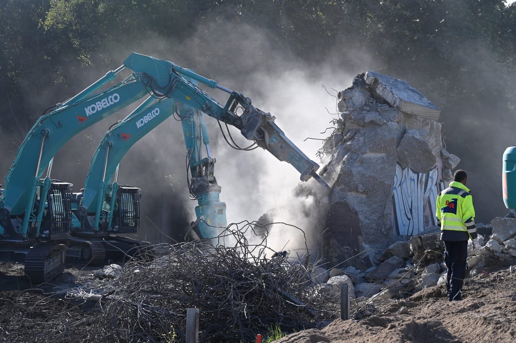 Brückenabriss an der A 1: Vollsperrung noch bis Montagmorgen