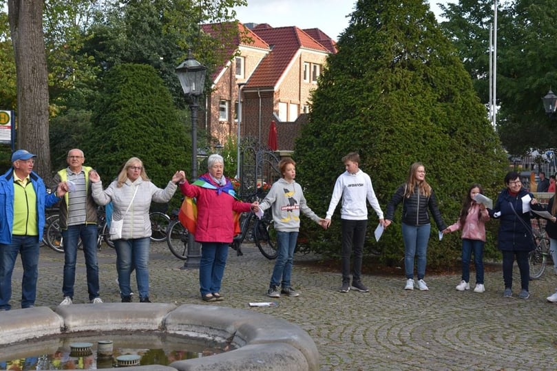 Das Friedensgedenken am Stiftsbrunnen gestalteten diesmal die Konfirmandinnen und Konfirmanden der evangelischen Gemeinde.
