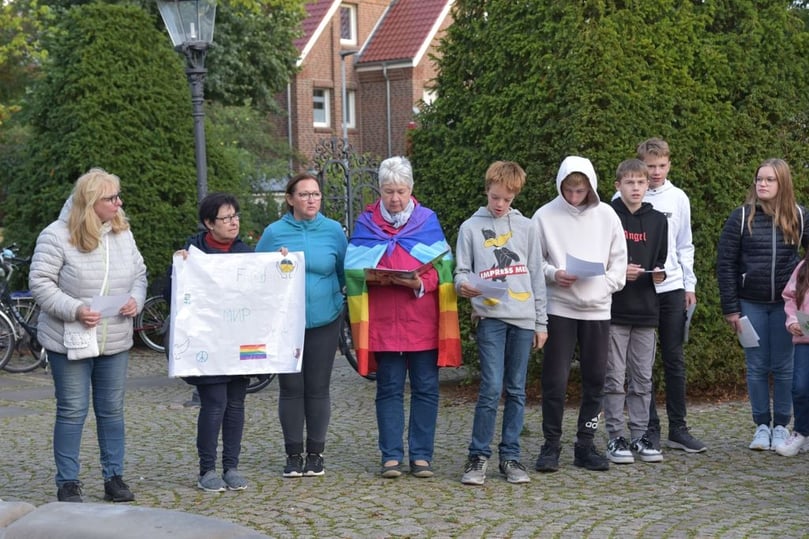 Das Friedensgedenken am Stiftsbrunnen gestalteten diesmal die Konfirmandinnen und Konfirmanden der evangelischen Gemeinde.