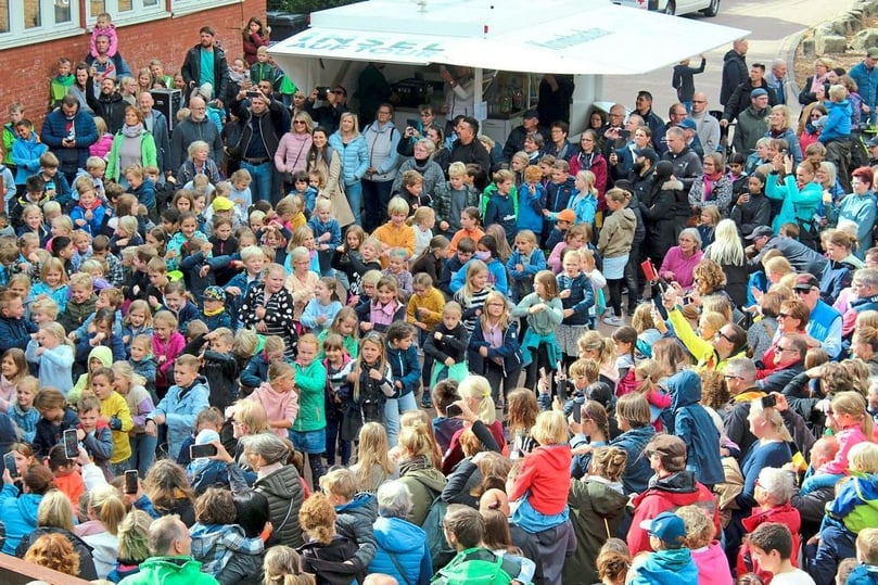 Mit einem Flashmob ging es los.
