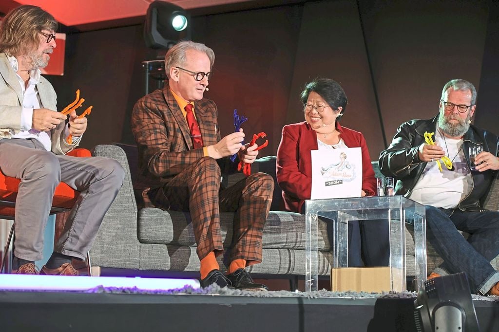 Reisende auf eierndem Globus