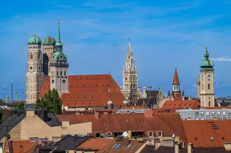 Deutschland ist ein Land der Attraktionen. Einzigartige Sehenswürdigkeiten ziehen Gäste aus aller Welt magisch an. Doch welche Bauwerke und Naturschönheiten sind die beliebtesten? An einer Umfrage der Deutschen Zentrale für Tourismus (DZT) haben rund 15.000 Menschen aus der ganzen Welt im vergangenen Jahr ihren persönlichen Favoriten wählen können. München beispielsweise (hier im Bild) hat es auf Platz 17 der beliebtesten Ausflugsziele Deutschlands geschafft. Wir haben die Top Ten im Überblick.