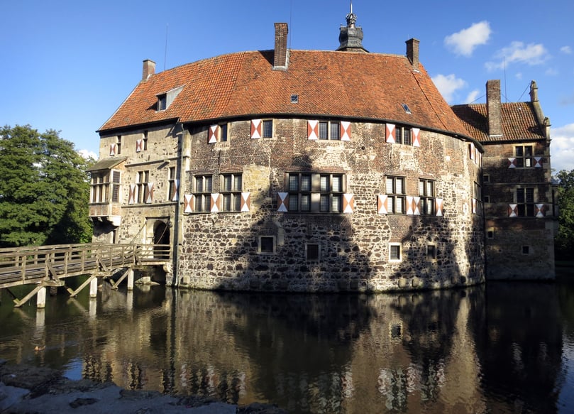 Zum anderen landet die 100-Schlösser-Route auf dem 83. Platz. Die Fahrradstrecke verbindet die Schlösser und Burgen des Münsterlandes miteinander, wie Burg Vischering in Lüdinghausen (Foto).