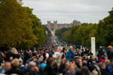 Während der Trauerzug mittlerweile von Westminster Abbey aufgebrochen ist, stehen tausende Menschen entlang des Long Walk vor Schloss Windsor und warten auf die Ankunft des Sarges von Königin Elizabeth II. Schon Stunden vor der Beisetzung auf Schloss Windsor hatten sich in der Stadt westlich von London Hunderte Menschen versammelt, um Abschied von der Königin zu nehmen.