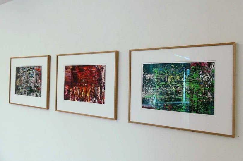 Gerhard Richter bei Mike Karstens: - hier (v.l.): "Cut (Version D)" Gicléedruck, Probedruck zum Beitrag im Portfolio ART 19 zugunsten Amnesty International; "Cut (Version F)" und "Cut (Version H)"