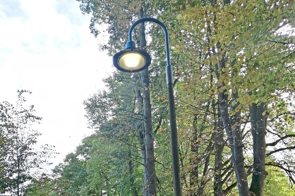 Straßenlaternen auf der Promenade leuchten mitten am Tag