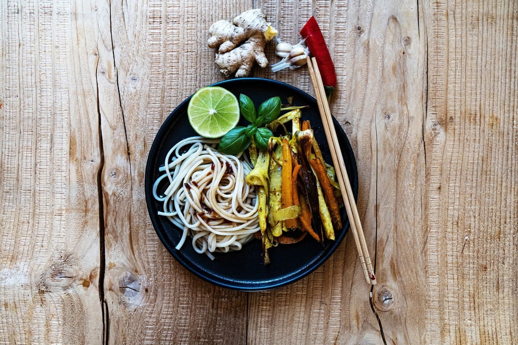 Rezept für Ofengemüse mit Udon-Nudeln und asiatischer Sauce