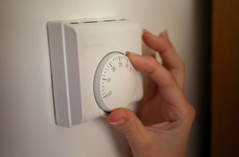 Und das Wichtigste: Leben Sie etwas kühler. 20, 21 Grad reichen in der Regel aus. Um Umwelt und Geldbeutel zu schonen, sollte man die Wohnung auf keinen Fall so stark heizen, dass man auch im Winter darin im T-Shirt sitzen kann.