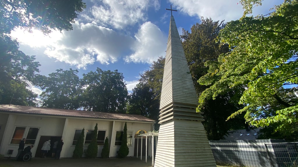Die Kirche ist eine sogenannte Fertig-Kirche und wurde 1962 von einer Düsseldorfer Firma aus mehreren Teilen zusammengesetzt. Jetzt soll sie einer Wohnbebauung weichen.&nbsp;