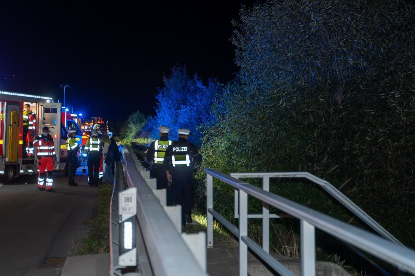 A2/Beckum: Auto überschlägt Sich - Personen Flüchten Vom Unfallort