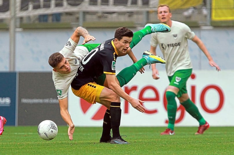 Artistische Einlage von Münsters Nicolai Remberg im Duell mit dem Aachener Marcel Damaschek.