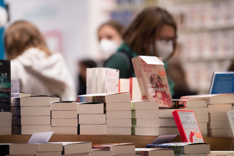 Frankfurter Buchmesse:Auf welche Bücher-Neuheiten kann man sich freuen? Antworten auf diese Frage verspricht die Frankfurter Buchmesse, die am 18. Oktober eröffnet wird. Nach „zwei sehr schweren Jahren“ werde die Buchmesse in diesem Jahr wieder „größtenteils physisch“ stattfinden, so Direktor Juergen Boos. Die Buchmesse erwartet etwa 4000 Aussteller aus rund 85 Ländern.