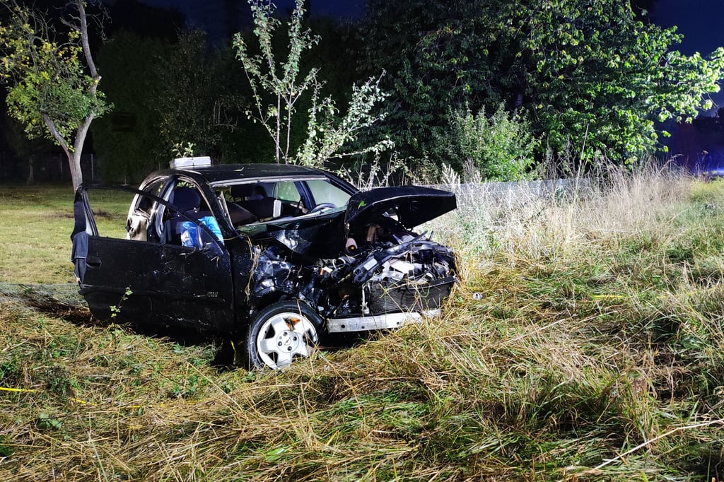 Schwerer Autounfall: Drei junge Männer lebensbedrohlich verletzt