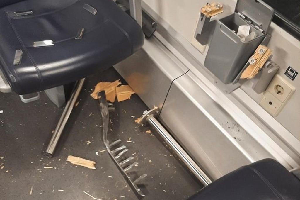 Preußen-Anhänger verwüsten Zug